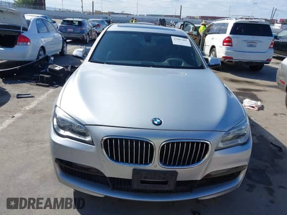 2015 BMW 7 Series 740i z VIN WBAYA6C54FGK16635, wystawiony jako IAAI lot #43487485 z przebiegiem 92 917 mil mil oraz . Historia ofert i sprzedaży dostępna na DreamBid. Obrazek 13.