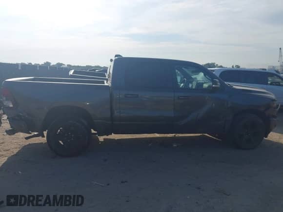 2022 Ram 1500 Big Horn z VIN 1C6RREFT2NN291520, wystawiony jako IAAI lot #42669777 z przebiegiem 31 697 mil mil oraz . Historia ofert i sprzedaży dostępna na DreamBid. Obrazek 6.