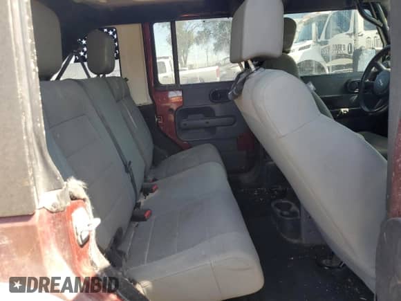 2007 Jeep Wrangler Unlimited Sahara z VIN 1J4GA59157L122909, wystawiony jako Copart lot #67484885 z przebiegiem Nie podano mil oraz Szkoda całkowita • Salvage title. Historia ofert i sprzedaży dostępna na DreamBid. Obrazek 11.