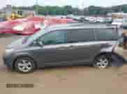 2015 Toyota Sienna LE AAS с VIN 5TDKK3DC6FS598495, выставлен на аукционе IAAI как лот 42870508 с пробегом 75 134 миль миль и . История ставок и продаж доступна на DreamBid. Изображение 14.