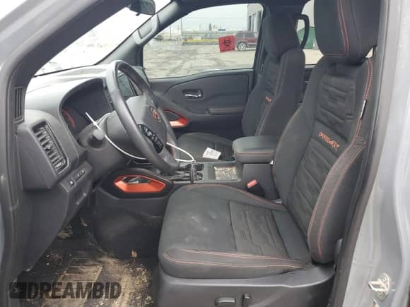 2024 Nissan Frontier SV z VIN 1N6ED1EK3RN603872, wystawiony jako Copart lot #44457865 z przebiegiem 48 313 mil mil oraz Szkoda całkowita • Salvage title. Historia ofert i sprzedaży dostępna na DreamBid. Obrazek 7.