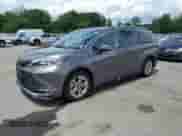 2022 Toyota Sienna Platinum с VIN 5TDESKFC1NS058068, выставлен на аукционе Copart как лот 62939955 с пробегом 43 396 миль миль и Списание • Salvage title. История ставок и продаж доступна на DreamBid. Изображение 1.