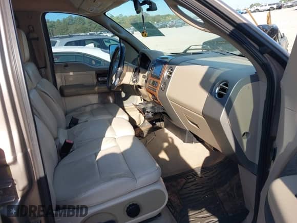 2004 Ford F-150 XLT z VIN 1FTPW12514KD80519, wystawiony jako IAAI lot #43422686 z przebiegiem 211 036 mil mil oraz . Historia ofert i sprzedaży dostępna na DreamBid. Obrazek 5.