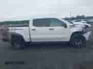 2022 Chevrolet Silverado 1500 Custom Trail Boss z VIN 3GCPYCEL6NG108492, wystawiony jako IAAI lot #42362191 z przebiegiem 46 701 mil mil oraz . Historia ofert i sprzedaży dostępna na DreamBid. Obrazek 13.
