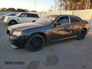 2013 Chrysler 300 S z VIN 2C3CCABT7DH612039, wystawiony jako Copart lot #87598845 z przebiegiem 129 713 mil mil oraz Szkoda całkowita • Salvage title. Historia ofert i sprzedaży dostępna na DreamBid. Obrazek 1.