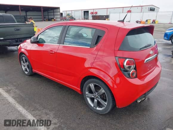 2013 Chevrolet Sonic RS z VIN 1G1JH6SB5D4158355, wystawiony jako IAAI lot #42234638 z przebiegiem 164 870 mil mil oraz . Historia ofert i sprzedaży dostępna na DreamBid. Obrazek 3.