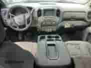 2024 Chevrolet Silverado 1500 Custom Trail Boss z VIN 3GCUDCE86RG359836, wystawiony jako Copart lot #54932715 z przebiegiem Nie podano mil oraz Szkoda całkowita • Salvage title. Historia ofert i sprzedaży dostępna na DreamBid. Obrazek 8.