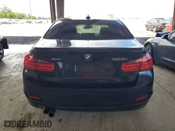 2014 BMW 3 Series 328i xDrive z VIN WBA3B3C54EF545202, wystawiony jako Copart lot #84389165 z przebiegiem Nie podano mil oraz Szkoda całkowita • Salvage title. Historia ofert i sprzedaży dostępna na DreamBid. Obrazek 6.