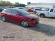 2014 Ford Focus Titanium z VIN 1FADP3N28EL431061, wystawiony jako IAAI lot #43187384 z przebiegiem 121 014 mil mil oraz . Historia ofert i sprzedaży dostępna na DreamBid. Obrazek 1.