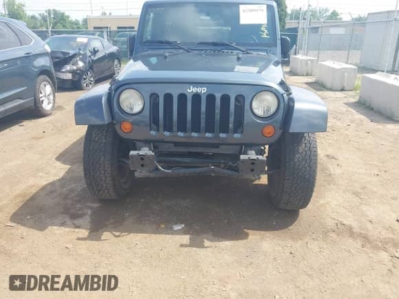 2007 Jeep Wrangler Unlimited Sahara z VIN 1J4GA591X7L117415, wystawiony jako IAAI lot #42509979 z przebiegiem 96 192 mil mil oraz . Historia ofert i sprzedaży dostępna na DreamBid. Obrazek 6.