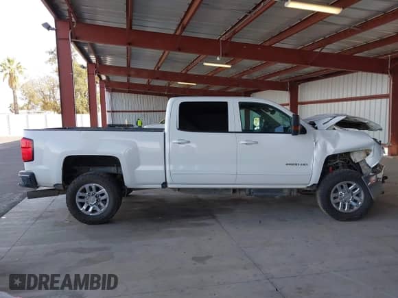 2016 Chevrolet Silverado 2500HD LT z VIN 1GC1KVE88GF247168, wystawiony jako IAAI lot #40907712 z przebiegiem Nie podano mil oraz . Historia ofert i sprzedaży dostępna na DreamBid. Obrazek 13.