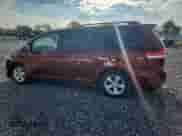 2013 Toyota Sienna LE AAS z VIN 5TDKK3DC0DS379299, wystawiony jako Copart lot #81824495 z przebiegiem 151 243 mil mil oraz Szkoda całkowita • Salvage title. Historia ofert i sprzedaży dostępna na DreamBid. Obrazek 2.