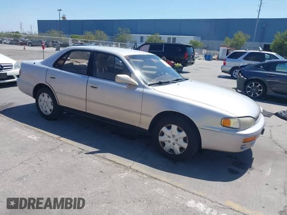 1995 Toyota Camry LE z VIN 4T1GK12E0SU860849, wystawiony jako IAAI lot #42358373 z przebiegiem 162 463 mil mil oraz . Historia ofert i sprzedaży dostępna na DreamBid. Obrazek 1.