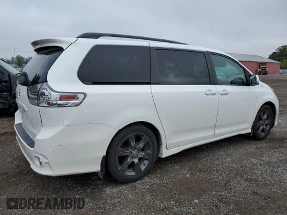 2016 Toyota Sienna SE with VIN 5TDXK3DC6GS760889, listed as a Copart auction lot 82033715 with 208,553 mi miles and Salvage title. Bid and sale history available at DreamBid. Image 3.
