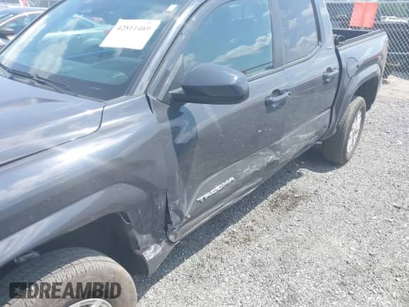 2024 Toyota Tacoma SR5 z VIN 3TMLB5JN3RM039609, wystawiony jako IAAI lot #42811469 z przebiegiem 19 681 mil mil oraz . Historia ofert i sprzedaży dostępna na DreamBid. Obrazek 6.