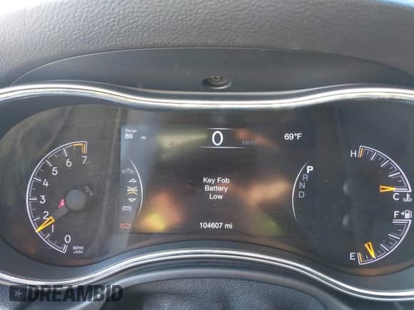 2018 Jeep Grand Cherokee Altitude z VIN 1C4RJEAGXJC192976, wystawiony jako IAAI lot #41372728 z przebiegiem 104 607 mil mil oraz . Historia ofert i sprzedaży dostępna na DreamBid. Obrazek 7.