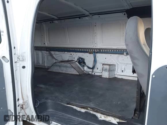 2008 Ford Econoline Cargo Commercial z VIN 1FTNS24L18DA11772, wystawiony jako IAAI lot #41025371 z przebiegiem 223 532 mil mil oraz . Historia ofert i sprzedaży dostępna na DreamBid. Obrazek 8.