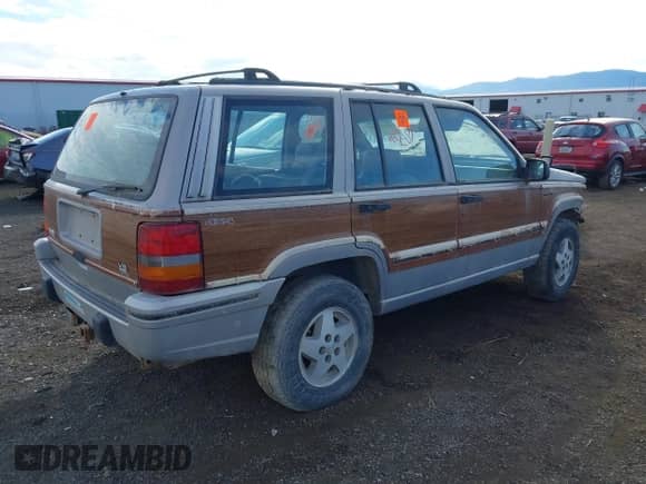 1993 Jeep Grand Cherokee with VIN 1J4GZ88Y6PC546060, listed as a IAAI auction lot 43324900 with 142,127 mi miles and . Bid and sale history available at DreamBid. Image 4.
