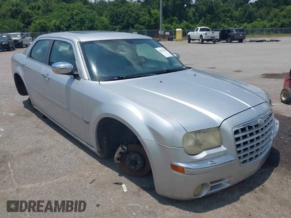 2005 Chrysler 300 C z VIN 2C3JA63H05H148968, wystawiony jako IAAI lot #42821203 z przebiegiem 201 005 mil mil oraz . Historia ofert i sprzedaży dostępna na DreamBid. Obrazek 1.