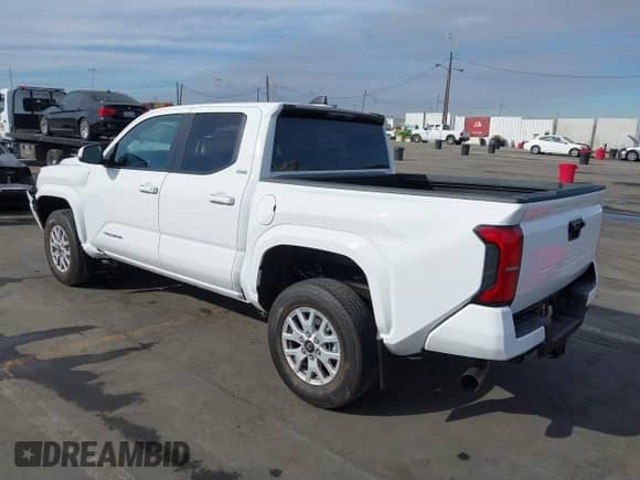 2024 Toyota Tacoma SR5 z VIN 3TMKB5FN5RM022914, wystawiony jako IAAI lot #41398168 z przebiegiem 2 535 mil mil oraz . Historia ofert i sprzedaży dostępna na DreamBid. Obrazek 3.
