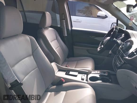 2022 Honda Pilot Touring 8-Passenger z VIN 5FNYF5H95NB017211, wystawiony jako IAAI lot #43010500 z przebiegiem 38 363 mil mil oraz . Historia ofert i sprzedaży dostępna na DreamBid. Obrazek 5.