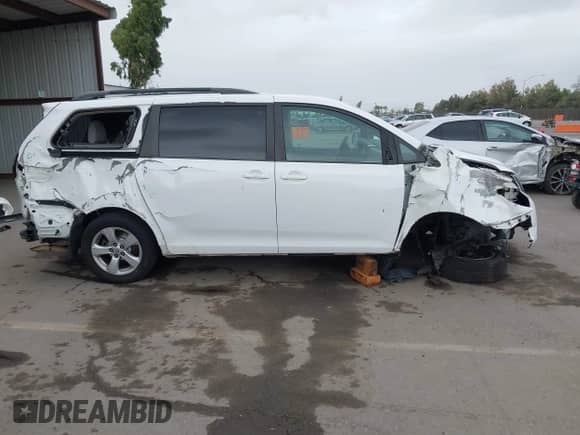 2015 Toyota Sienna LE z VIN 5TDKK3DC1FS585864, wystawiony jako IAAI lot #43453737 z przebiegiem 150 074 mil mil oraz . Historia ofert i sprzedaży dostępna na DreamBid. Obrazek 14.