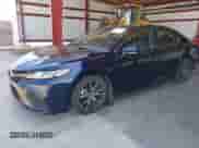 2022 Toyota Camry SE z VIN 4T1T11AK6NU700326, wystawiony jako IAAI lot #43065109 z przebiegiem 113 890 mil mil oraz . Historia ofert i sprzedaży dostępna na DreamBid. Obrazek 2.