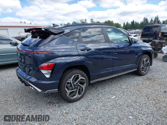 2025 Hyundai Kona N Line S z VIN KM8HBCA33SU190777, wystawiony jako IAAI lot #42639810 z przebiegiem 6 167 mil mil oraz . Historia ofert i sprzedaży dostępna na DreamBid. Obrazek 4.