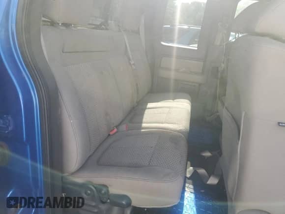 2010 Ford F-150 XL z VIN 1FTFX1EV1AFA27187, wystawiony jako Copart lot #81827025 z przebiegiem 275 931 mil mil oraz Czysty tytuł • Clean title. Historia ofert i sprzedaży dostępna na DreamBid. Obrazek 10.