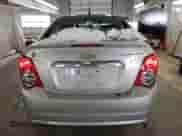 2013 Chevrolet Sonic LTZ z VIN 1G1JE5SH3D4123997, wystawiony jako Copart lot #45868825 z przebiegiem 120 913 mil mil oraz Szkoda całkowita • Salvage title. Historia ofert i sprzedaży dostępna na DreamBid. Obrazek 6.