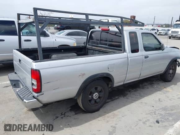 1998 Nissan Frontier XE z VIN 1N6DD26S6WC383876, wystawiony jako IAAI lot #42327403 z przebiegiem 189 535 mil mil oraz . Historia ofert i sprzedaży dostępna na DreamBid. Obrazek 4.