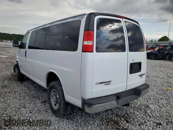 2006 Chevrolet Express Passenger with VIN 1GAHG35U761194114, listed as a Copart auction lot 55985195 with 110,432 mi miles and Salvage title. Bid and sale history available at DreamBid. Image 2.