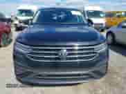 2024 Volkswagen Tiguan SE с VIN 3VV2B7AX9RM136727, выставлен на аукционе IAAI как лот 43427923 с пробегом 4 919 миль миль и . История ставок и продаж доступна на DreamBid. Изображение 12.