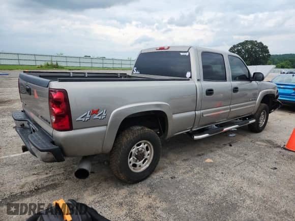 2003 Chevrolet Silverado 2500HD LT z VIN 1GCHK23173F134678, wystawiony jako Copart lot #64067845 z przebiegiem Nie podano mil oraz Nie do naprawy • Non repairable. Historia ofert i sprzedaży dostępna na DreamBid. Obrazek 3.