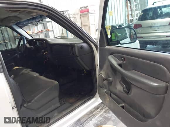 1999 GMC Sierra 1500 SL z VIN 1GTEC14V7XE850553, wystawiony jako IAAI lot #42751151 z przebiegiem 308 861 mil mil oraz . Historia ofert i sprzedaży dostępna na DreamBid. Obrazek 5.