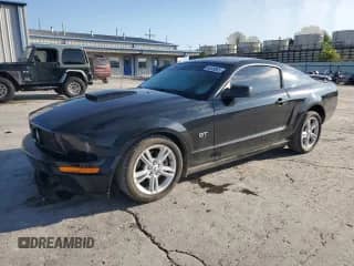 2007 Ford Mustang GT Deluxe z VIN 1ZVFT82H475239998, wystawiony jako Copart lot #84049855 z przebiegiem 101 828 mil mil oraz Szkoda całkowita • Salvage title. Historia ofert i sprzedaży dostępna na DreamBid. Obrazek 1.