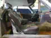 1985 Mercedes-Benz 380 z VIN WDBBA45C8FA035077, wystawiony jako Copart lot #84003385 z przebiegiem 127 403 mil mil oraz Czysty tytuł • Clean title. Historia ofert i sprzedaży dostępna na DreamBid. Obrazek 11.