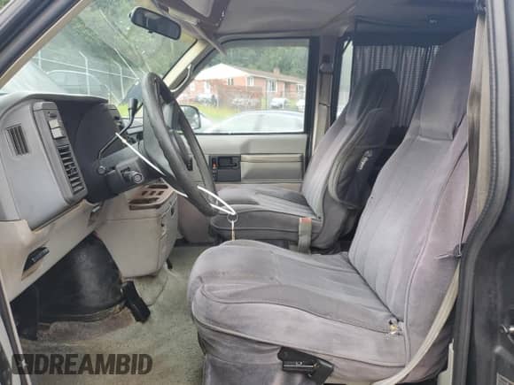 1992 Chevrolet Astro Cargo with VIN 1GBDM19Z3NB192740, listed as a Copart auction lot 69691115 with 185,801 mi miles and Salvage title. Bid and sale history available at DreamBid. Image 7.