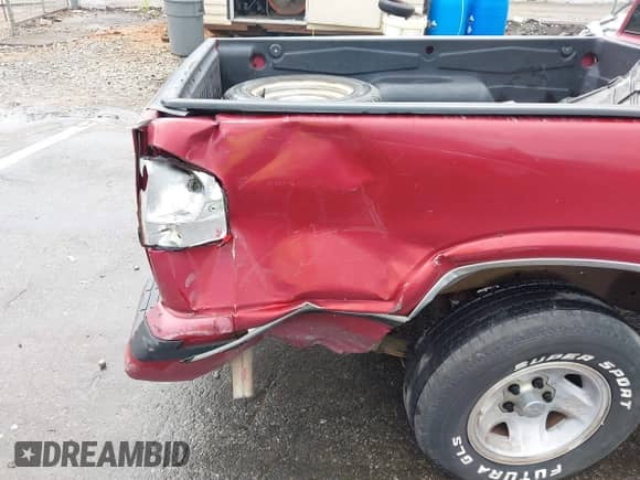 1995 Chevrolet S-10 LS z VIN 1GCCS19Z7S8160363, wystawiony jako IAAI lot #42789220 z przebiegiem 454 199 mil mil oraz . Historia ofert i sprzedaży dostępna na DreamBid. Obrazek 5.