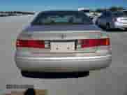 2000 Toyota Camry LE z VIN 4T1BF28K9YU951323, wystawiony jako Copart lot #86515985 z przebiegiem 112 853 mil mil oraz Szkoda całkowita • Salvage title. Historia ofert i sprzedaży dostępna na DreamBid. Obrazek 6.