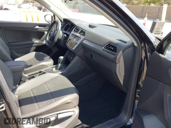 2020 Volkswagen Tiguan SE z VIN 3VV3B7AX9LM176155, wystawiony jako IAAI lot #43066028 z przebiegiem 52 059 mil mil oraz . Historia ofert i sprzedaży dostępna na DreamBid. Obrazek 5.