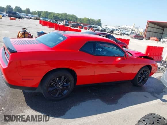 2021 Dodge Challenger SXT z VIN 2C3CDZGG0MH614366, wystawiony jako IAAI lot #43228762 z przebiegiem 47 728 mil mil oraz . Historia ofert i sprzedaży dostępna na DreamBid. Obrazek 14.