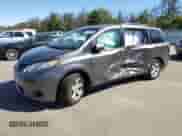 2017 Toyota Sienna LE Auto Access Seat z VIN 5TDKZ3DC9HS824849, wystawiony jako Copart lot #68481085 z przebiegiem Nie podano mil oraz Szkoda całkowita • Salvage title. Historia ofert i sprzedaży dostępna na DreamBid. Obrazek 1.