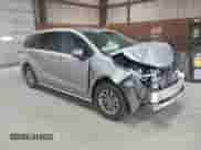 2024 Toyota Sienna LE z VIN 5TDKSKFC2RS130940, wystawiony jako IAAI lot #43343546 z przebiegiem 43 572 mil mil oraz . Historia ofert i sprzedaży dostępna na DreamBid. Obrazek 1.