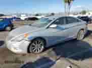 2011 Hyundai Sonata Limited z VIN 5NPEC4AC5BH015791, wystawiony jako Copart lot #85924235 z przebiegiem Nie podano mil oraz Nie do naprawy • Non repairable. Historia ofert i sprzedaży dostępna na DreamBid. Obrazek 1.