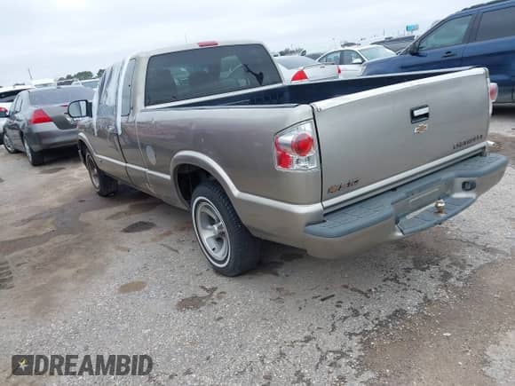 1999 Chevrolet S-10 LS z VIN 1GCCS19X0XK146913, wystawiony jako IAAI lot #41610660 z przebiegiem 257 660 mil mil oraz . Historia ofert i sprzedaży dostępna na DreamBid. Obrazek 3.