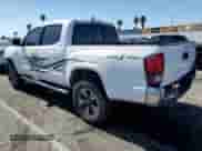 2018 Toyota Tacoma SR z VIN 5TFAX5GN8JX132267, wystawiony jako Copart lot #66044275 z przebiegiem 131 994 mil mil oraz Szkoda całkowita • Salvage title. Historia ofert i sprzedaży dostępna na DreamBid. Obrazek 2.