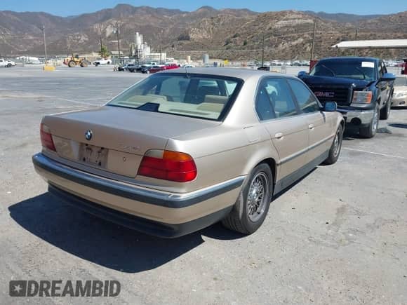 1998 BMW 7 Series 740i z VIN WBAGF8324WDL53042, wystawiony jako IAAI lot #42670339 z przebiegiem Nie podano mil oraz . Historia ofert i sprzedaży dostępna na DreamBid. Obrazek 4.