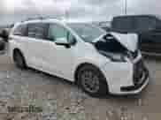 2024 Toyota Sienna LE z VIN 5TDKRKEC9RS182546, wystawiony jako Copart lot #68087985 z przebiegiem 53 431 mil mil oraz Szkoda całkowita • Salvage title. Historia ofert i sprzedaży dostępna na DreamBid. Obrazek 4.