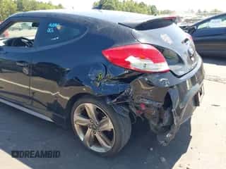 2013 Hyundai Veloster Turbo z VIN KMHTC6AE3DU152799, wystawiony jako IAAI lot #43142353 z przebiegiem 121 931 mil mil oraz . Historia ofert i sprzedaży dostępna na DreamBid. Obrazek 6.